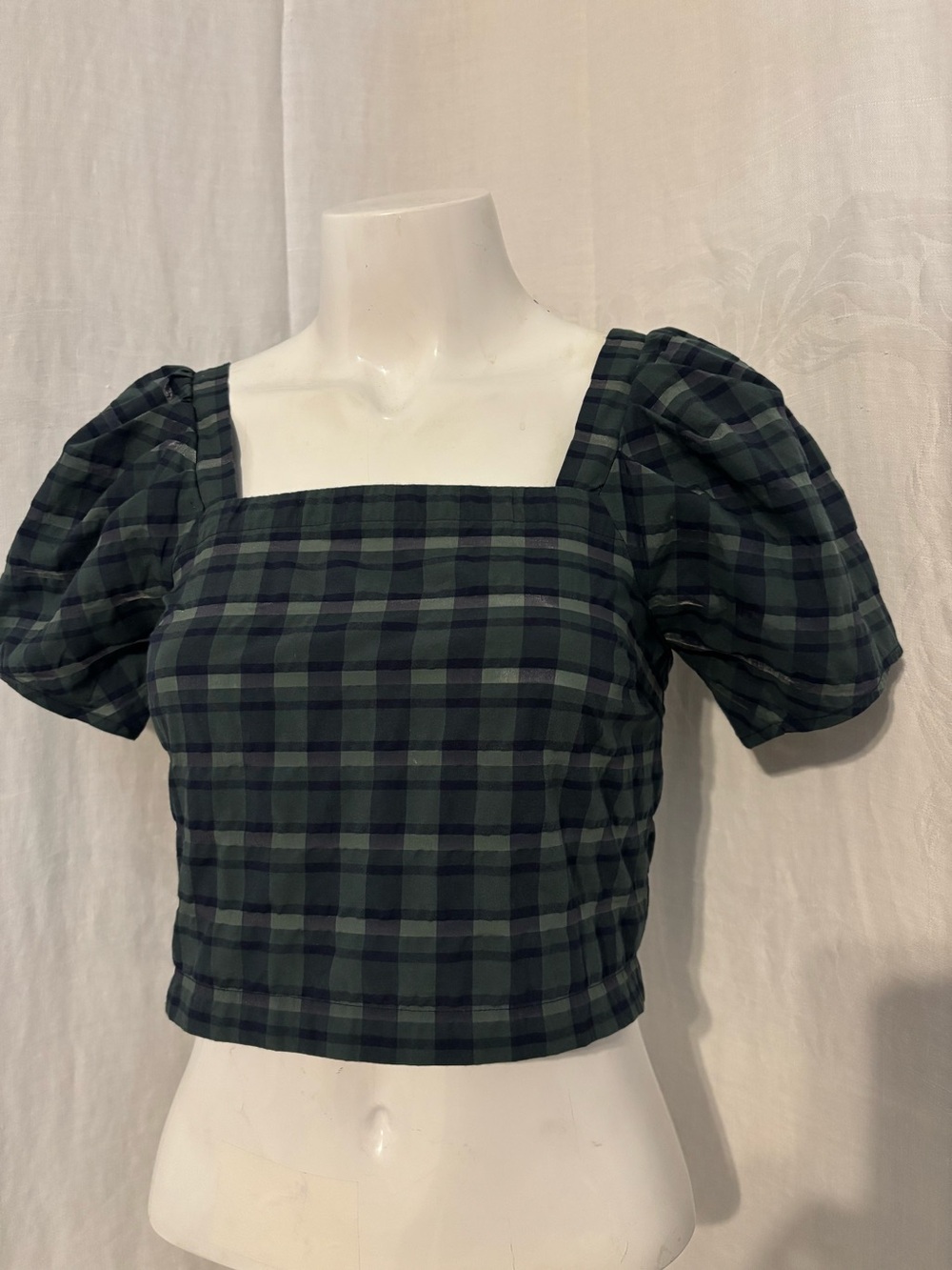 Madewell plaid puff sleeve
Crop top size XS